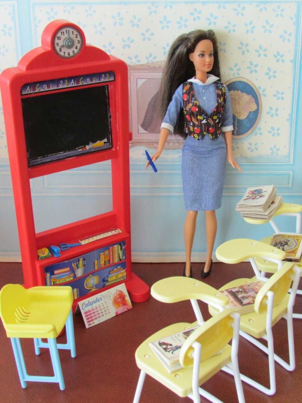 TEACHER BARBIE for KINDERGARTEN & GRADE SCHOOL w DESKS & FUN CLASSROOM ITEMS - Picture 4 of 8